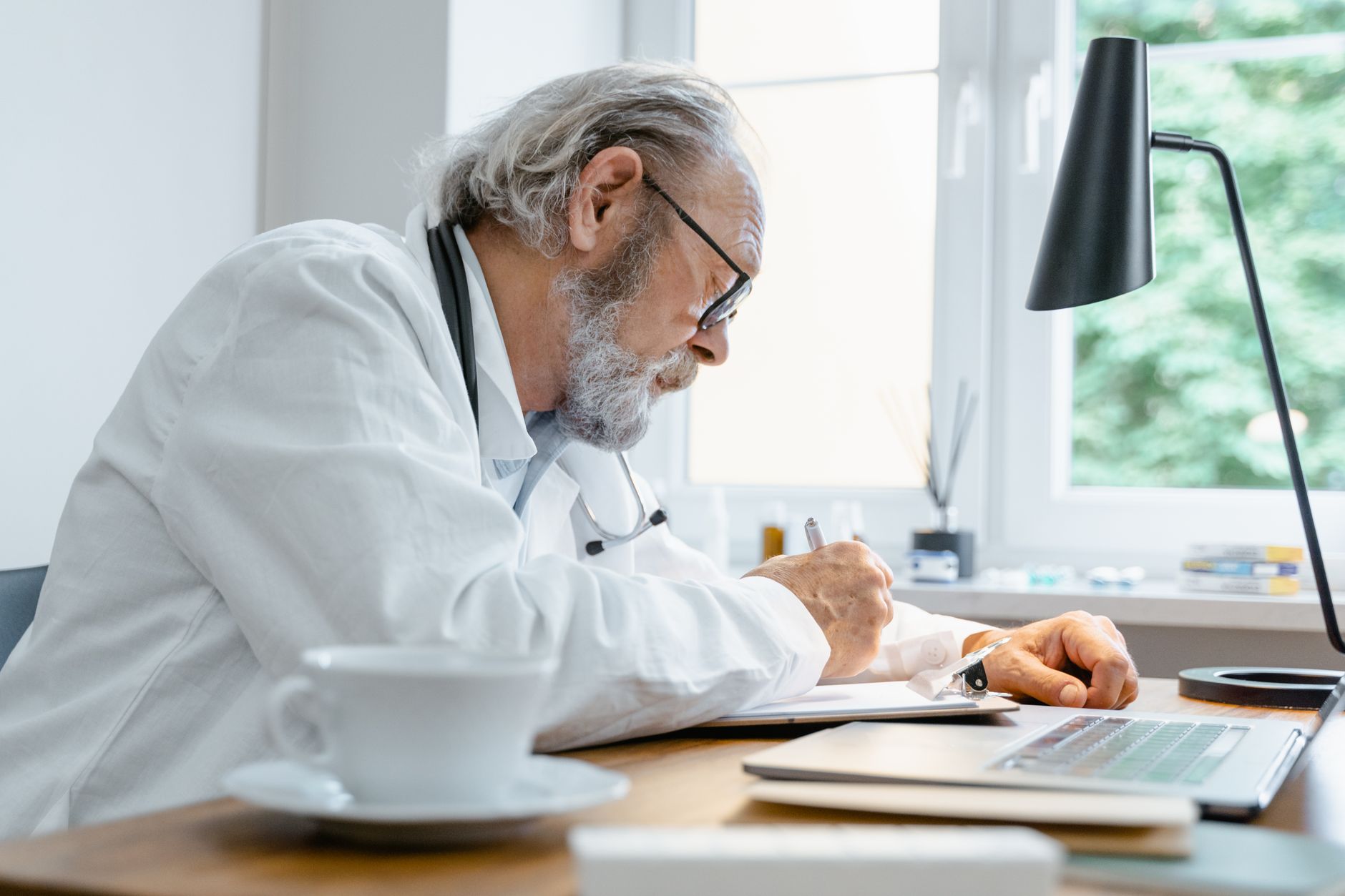 Médecin contrôleur prenant des notes lors d’une contre-visite médicale