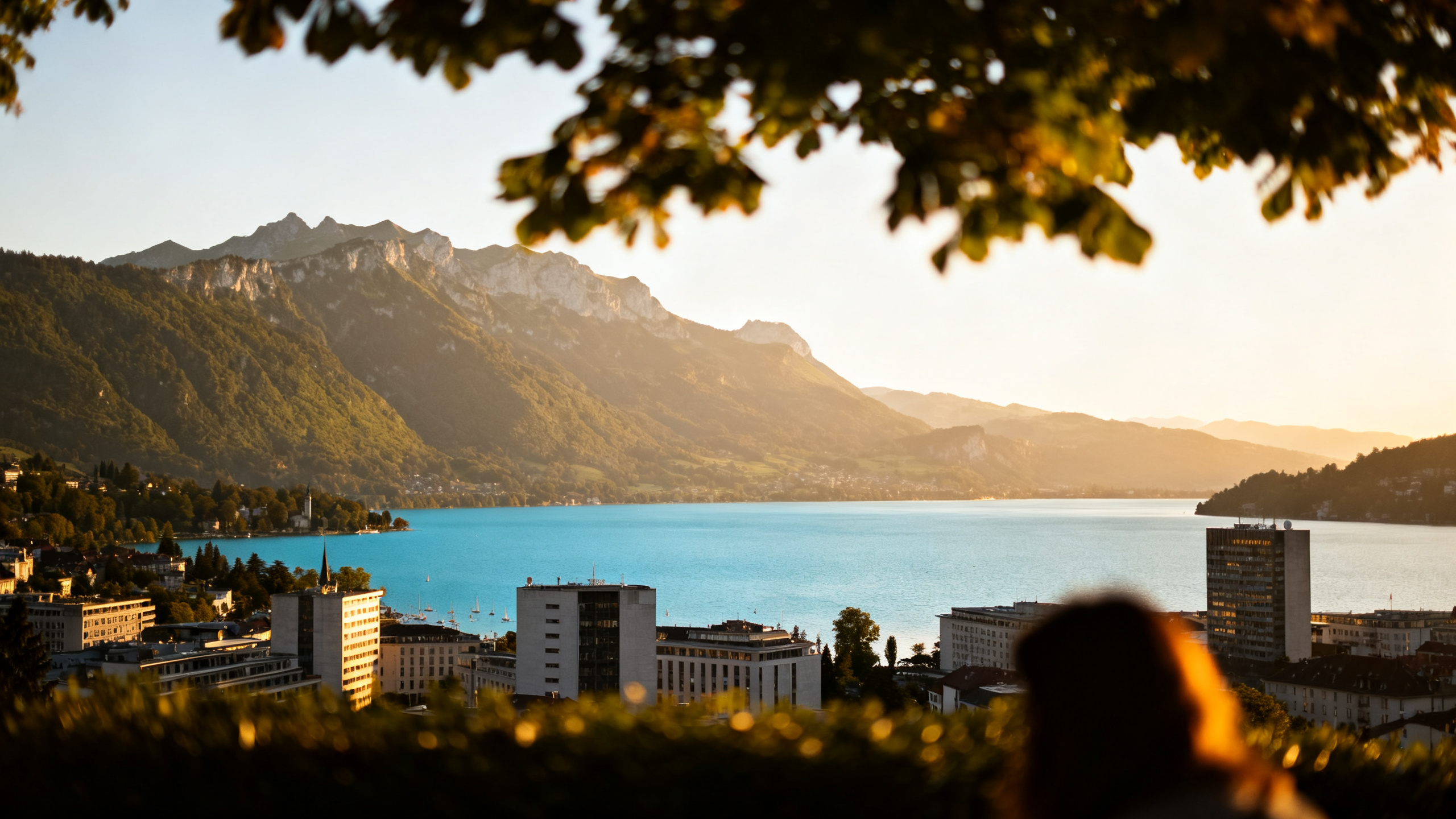 Vue panoramique d'Annecy et de son lac, ville de référence pour la contre-visite médicale en Haute-Savoie