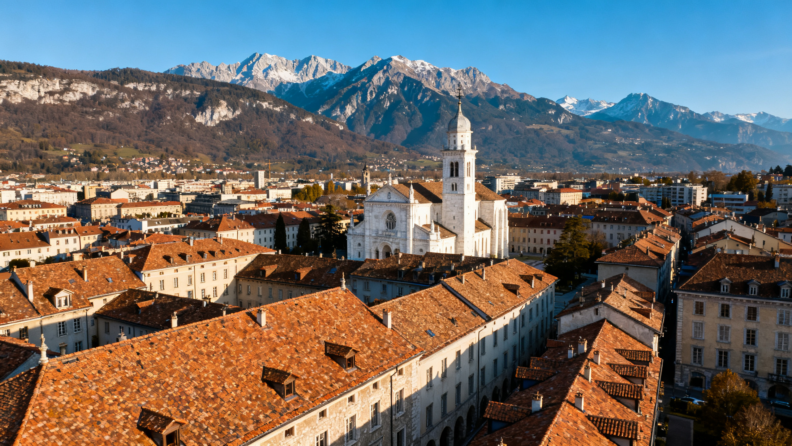 Vue urbaine de Chambéry, capitale de la Savoie, pour la contre-visite médicale employeur