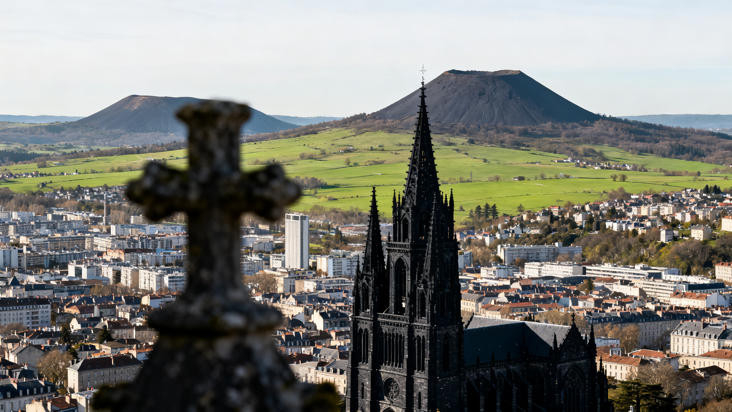 Vue de Clermont-Ferrand et des puys d'Auvergne, ville de référence pour la contre-visite médicale dans le Puy-de-Dôme