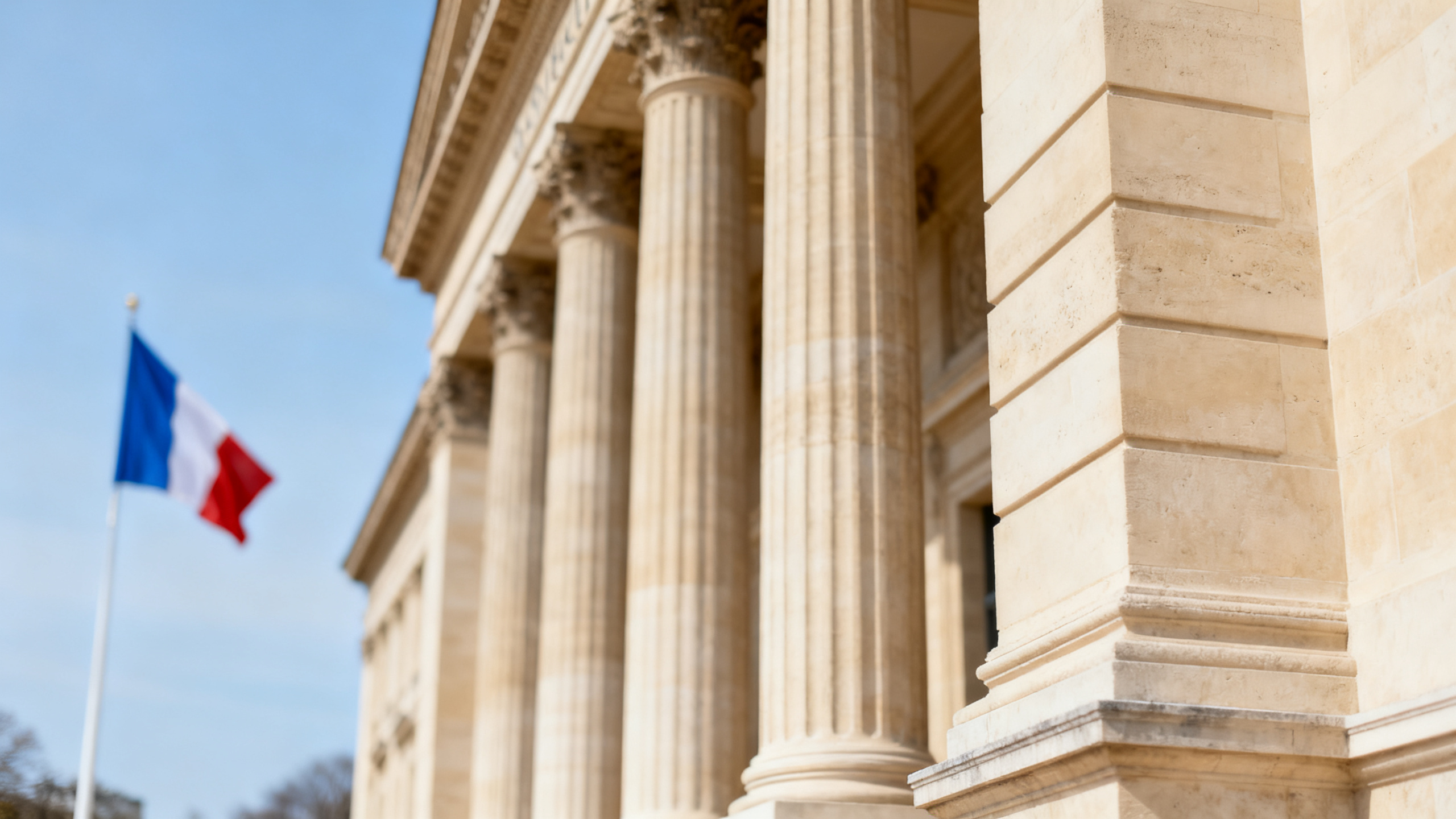 Façade d'un tribunal judiciaire français en pierre, juridiction compétente pour les contre-visites médicales